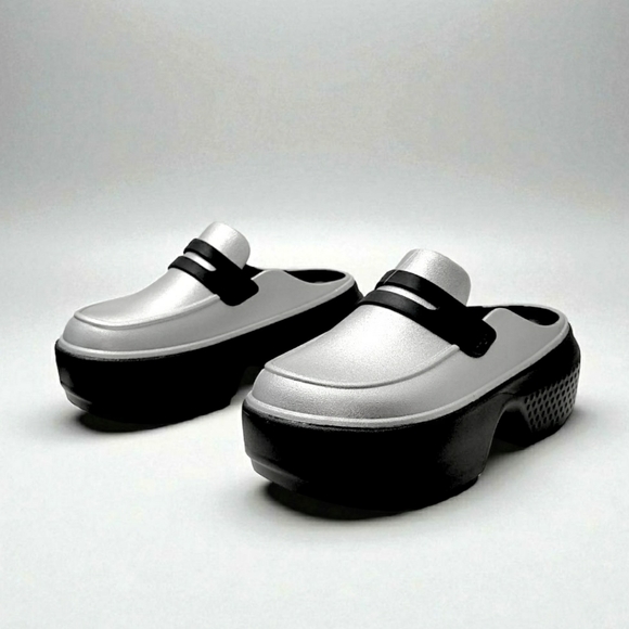 New CROCS STOMP METALLIC LOAFER Silver / Black Women's Size 8 CROCS PENNY LOAFER - Picture 1 of 7